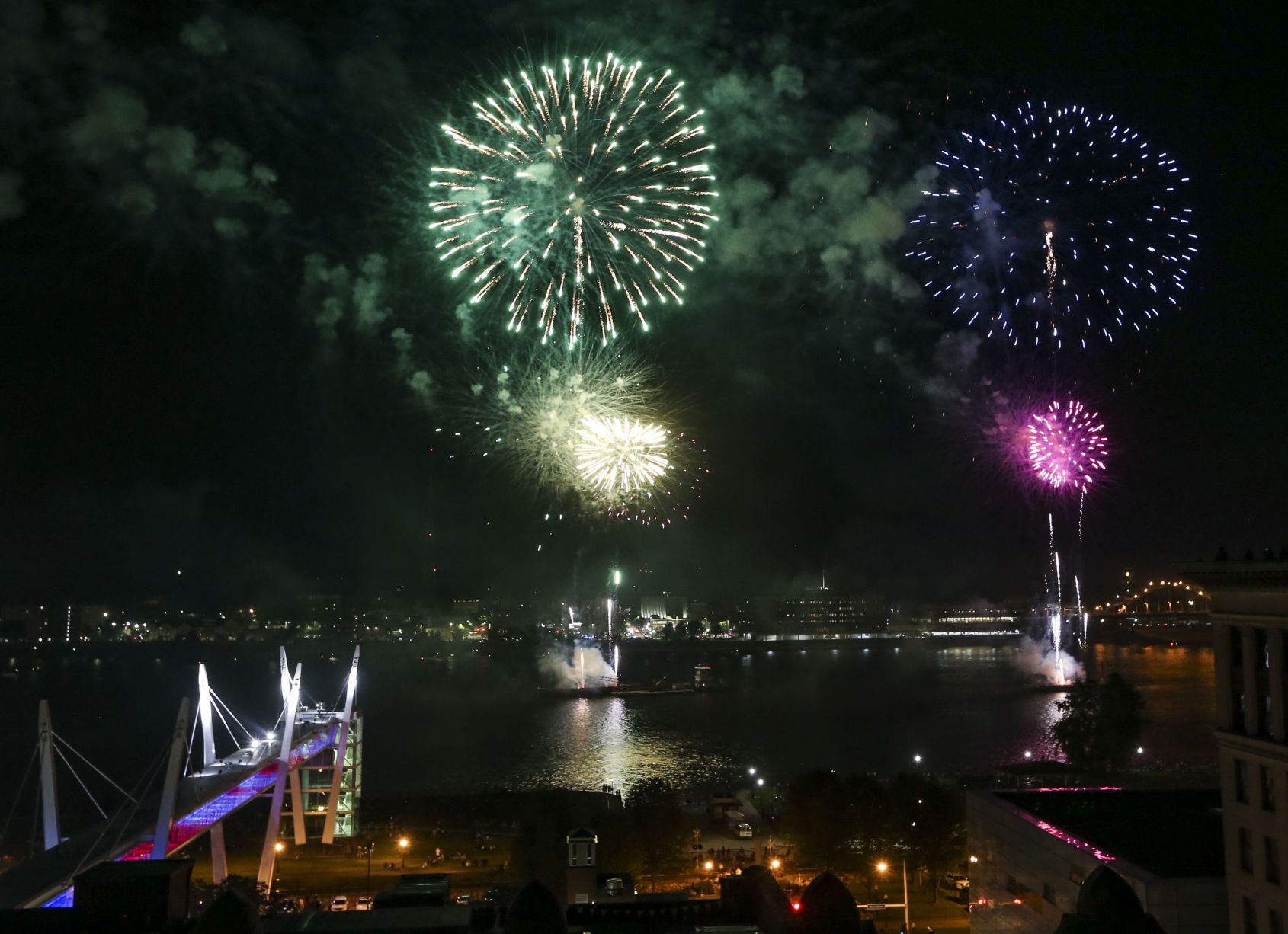 070321-qc-nws-fireworks-11.JPG
